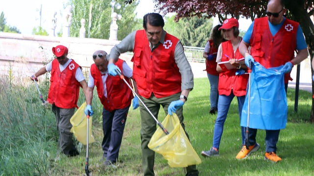 El consejero de Medio Ambiente, Juan Carlos Suárez-Quiñones, participa en el proyecto Libera 'Basuraleza, no es tu basura, sí es tu problema', que organizan Seo Birdlife, Ecoembes y Cruz Roja