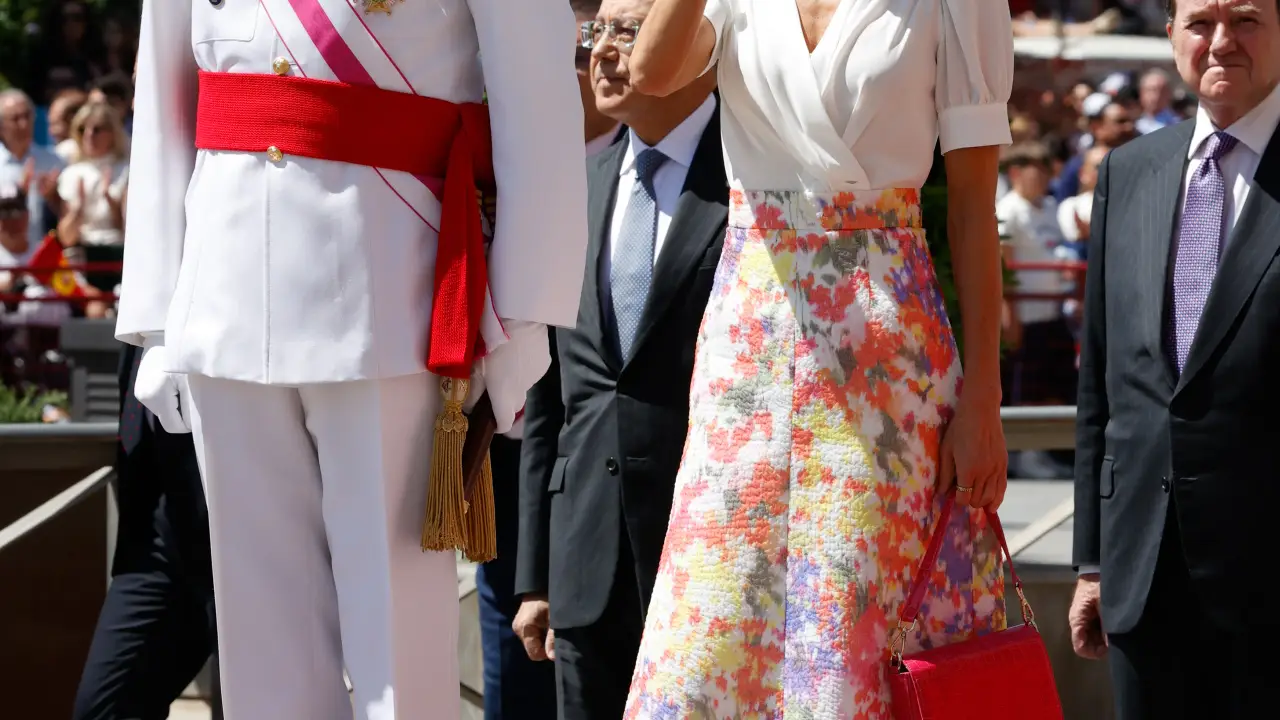 Los reyes de España en el desfile del Día de las Fuerzas Armadas.