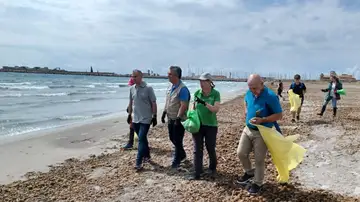 El consejero en funciones de Medio Ambiente, Mar Menor, Universidades e Investigación, Juan María Vázquez, participa en la campaña '1m2 contra la basuraleza'.