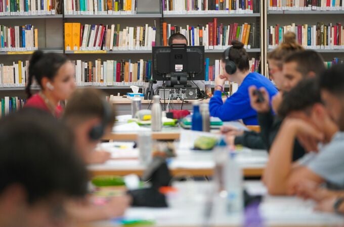 Estudiantes en una biblioteca