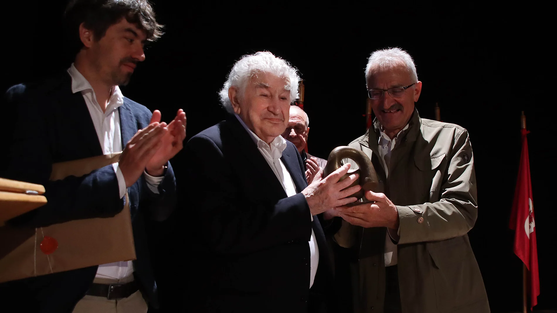 Gordoncillo homenajea a Antonio Gamoneda con la inauguración de una exposición y la entrega del Premio Semilla de Oro