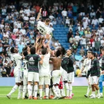 Benzema fue manteado por sus compañeros en el Bernabéu