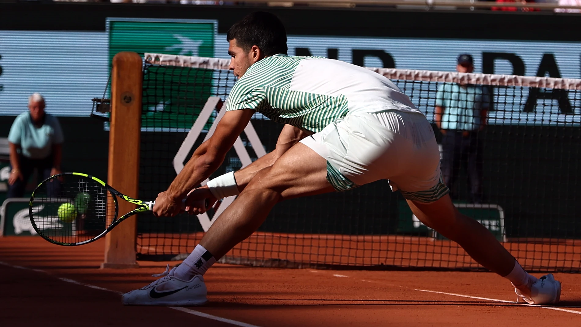 Paris (France), 04/06/2023.- Carlos Alcaraz of Spain plays Lorenzo Musetti of Italy in their Men's Singles fourth round match during the French Open Grand Slam tennis tournament at Roland Garros in Paris, France, 04 June 2023. (Tenis, Abierto, Abierto, Francia, Italia, España) EFE/EPA/MOHAMMED BADRA 
