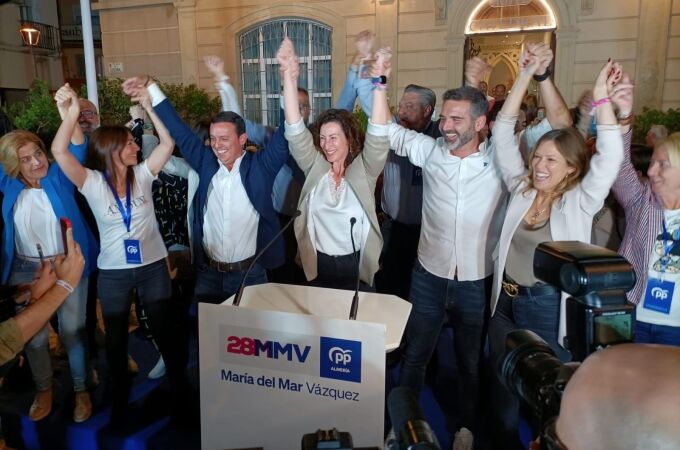 Dirigentes populares celebran los resultados de los comicios en Almería