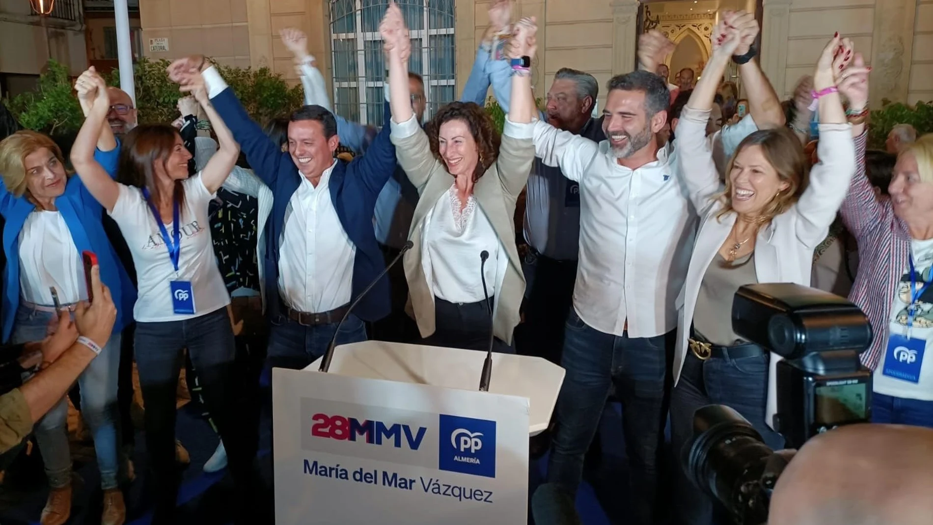 Dirigentes populares celebran los resultados de los comicios en Almería