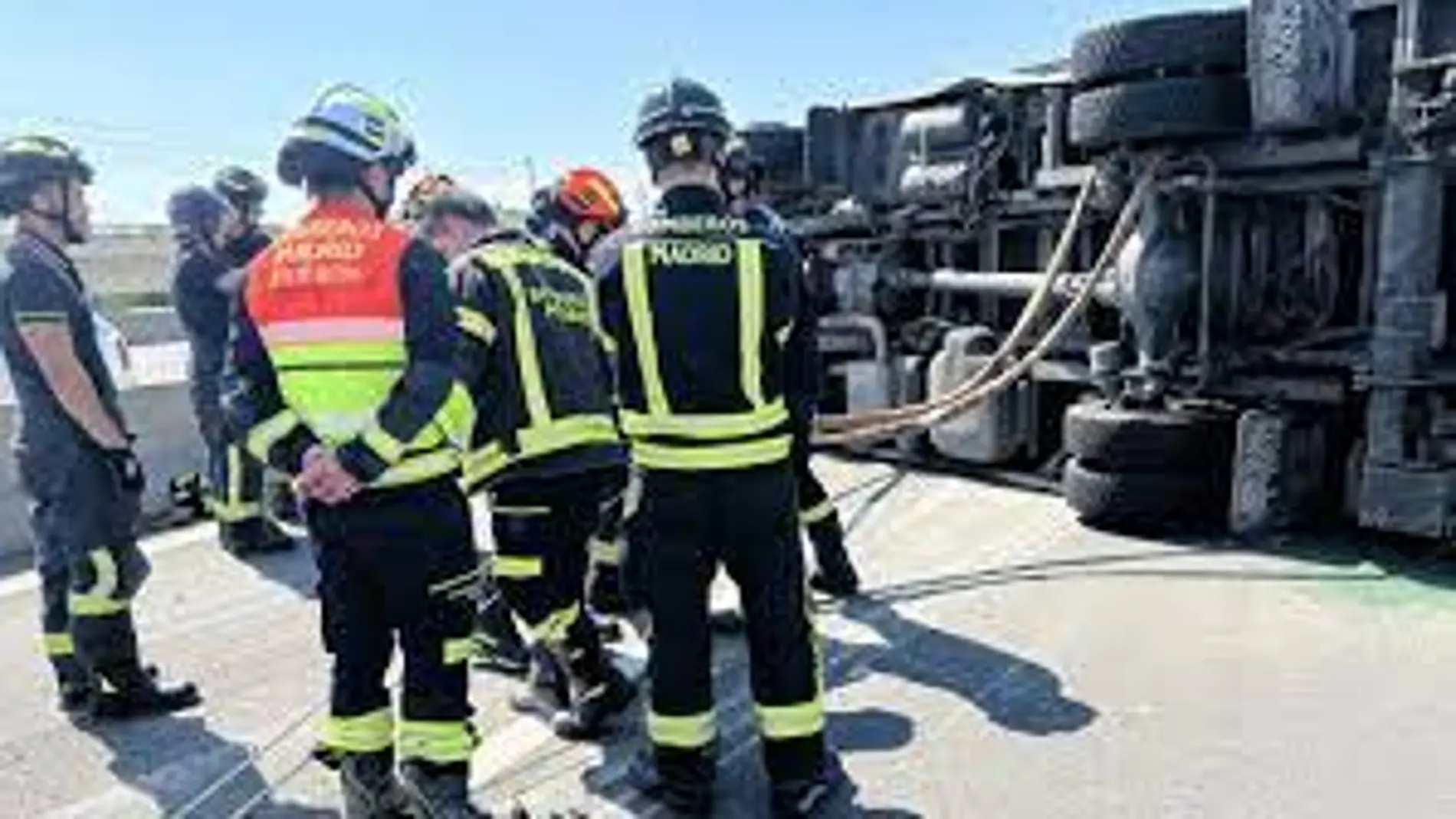 El accidente de dos camiones provoca retenciones en la salida de Madrid por la A-4