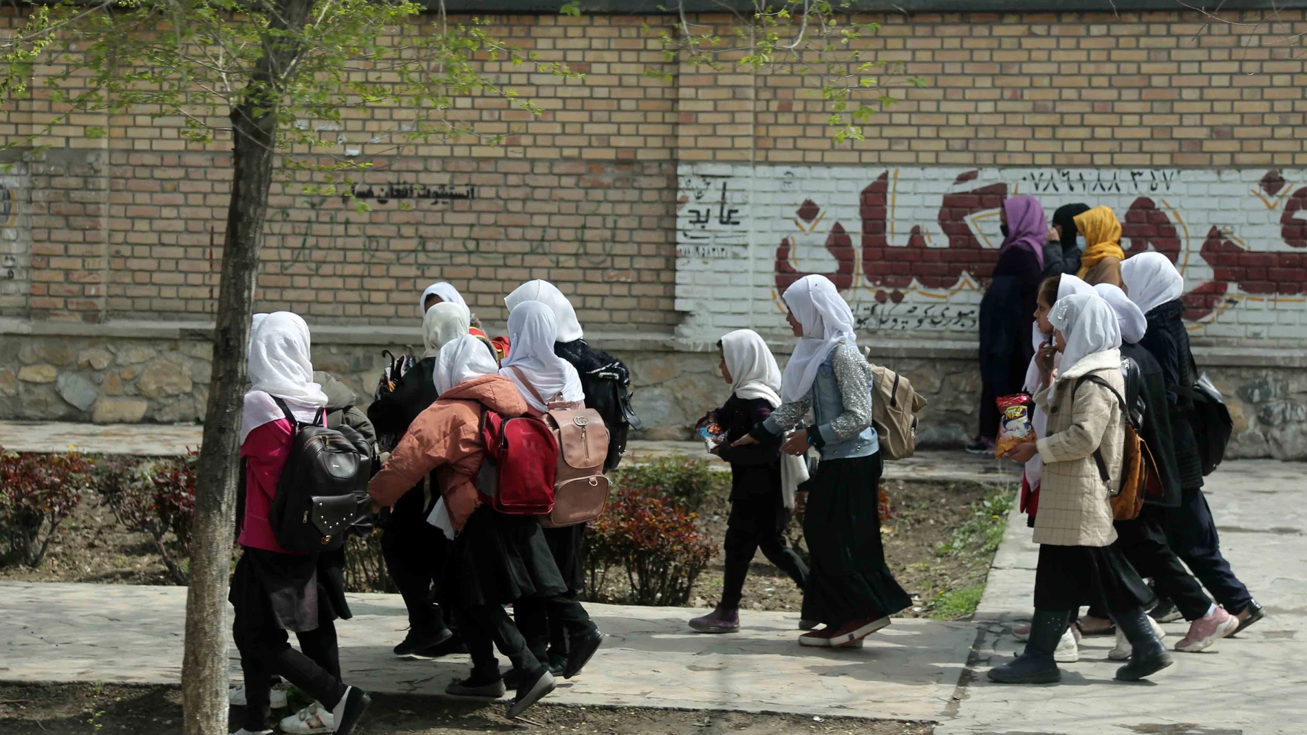 Kabul (Afghanistan), 05/06/2023.- Afghan school girls leave their school for the day in Kabul, Afghanistan, 05 June 2023. Nearly 80 girls were 'poisoned' and hospitalized in two separate attacks on primary schools in Sar-e-Pul province, northern Afghanistan over the weekend, according to the provincial education department. The person who orchestrated the poisoning had a 'personal grudge', according to a local education official, but did not elaborate further. The investigation into the incid...