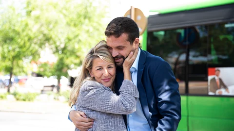 La candidata de Sumar, Yolanda Díaz, junto al líder de Ganar Alcorcón en un acto de campaña