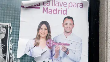 Alejandra Jacinto y Roberto Sotomayor sostienen la llave con la "cierran" la puerta a su partido en Madrid