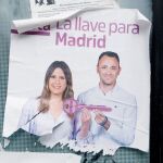 Alejandra Jacinto y Roberto Sotomayor sostienen la llave con la "cierran" la puerta a su partido en Madrid