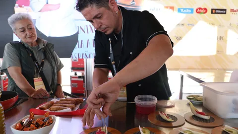 Elaboración y votación de tapas y pinchos en el IV Campeonato Tapas y Pinchos de Castilla y León, en la imagen Borja Pastor de Palenacia elabora su pincho