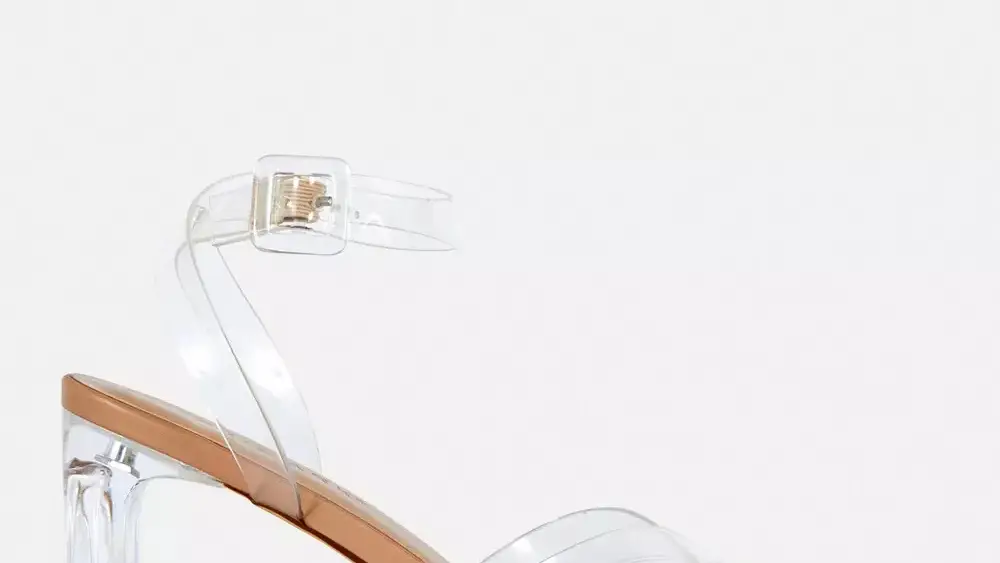 Tacones transparentes con tiras 