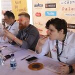 Elaboración y votación de tapas y pinchos en el IV Campeonato Tapas y Pinchos de Castilla y León, en la imagen cata y valoración del jurado