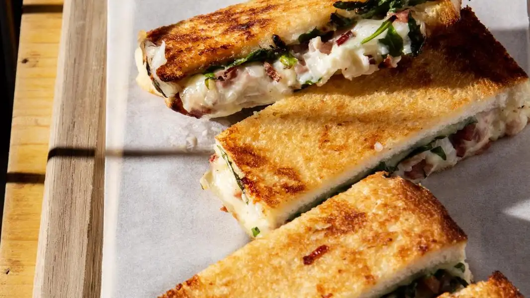 ►Este sándwich se llama Tintín, y se disfruta en Madrí Madre (calle de Ferraz, 8), la taberna de Berasategui en plaza de España, con crema de tocineta, queso de cabra y rúcula. Para el paseante gatuno. Menú madrimadre.com Teléfono 914 25 00 88