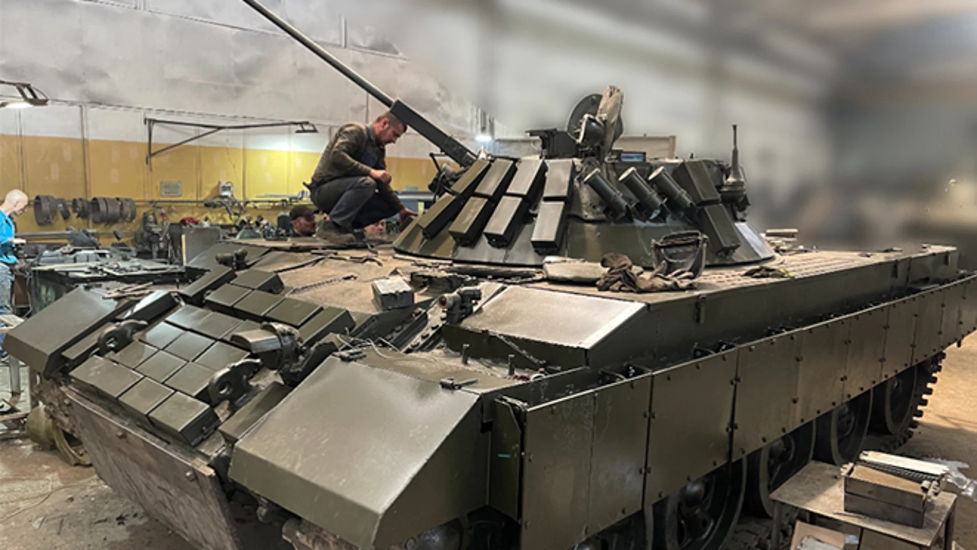 Así modifican un tanque ruso T62 capturado para convertirlo en vehículo de apoyo a la artillería.