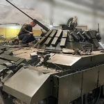 Así modifican un tanque ruso T62 capturado para convertirlo en vehículo de apoyo a la artillería.