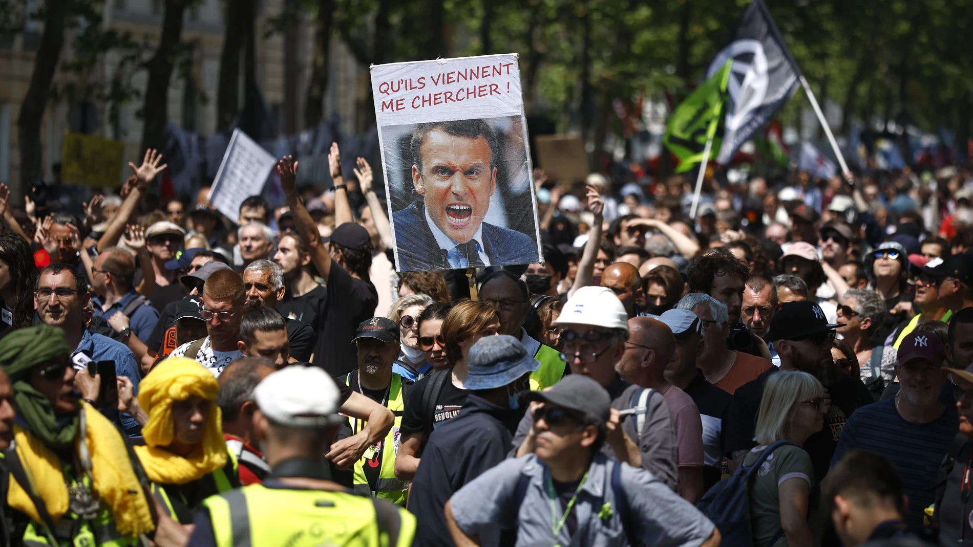 -FOTODELDÍA- PARÍS, 06/06/2023.- Manifestantes sostienen un cartel con la cara del presidenta francés, Emmanuel Macron, durante una manifestación de protestas contra la reforma gubernamental del sistema de pensiones, este martes en París. EFE/YOAN VALAT