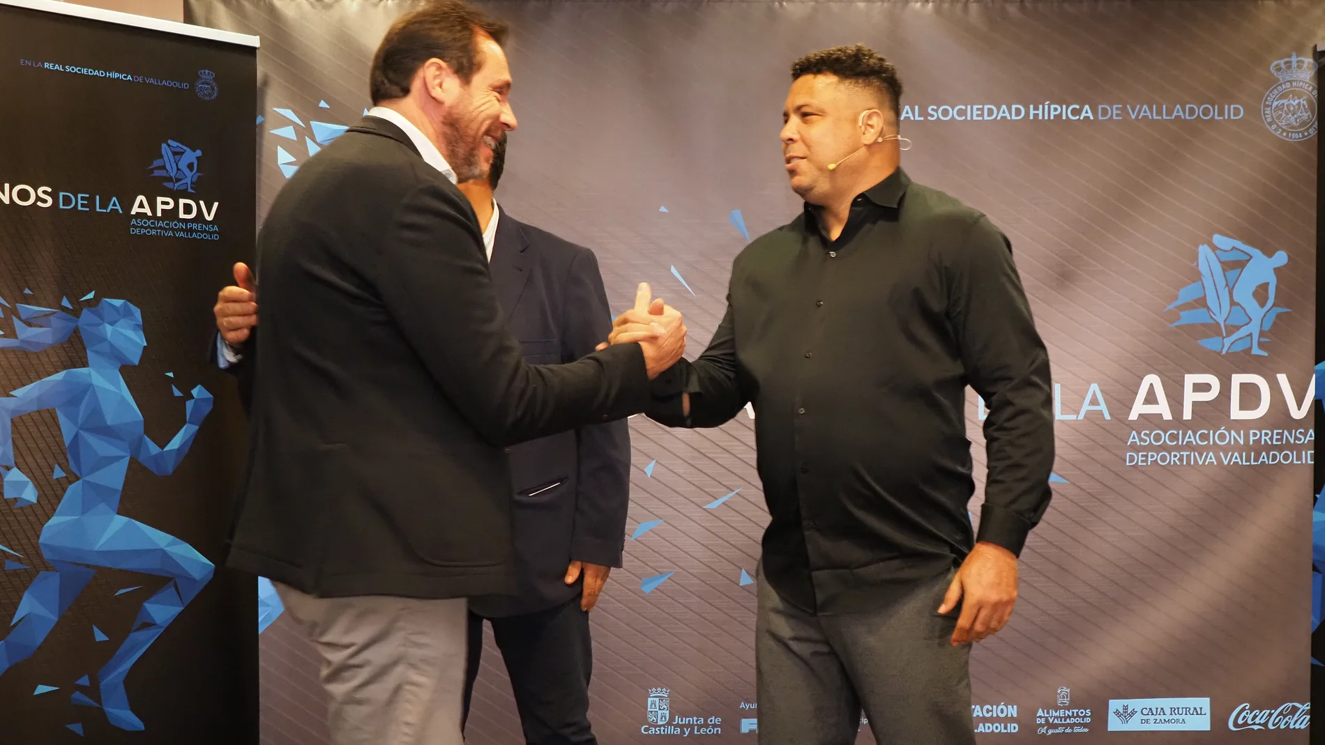 Óscar Puente saluda a Ronaldo