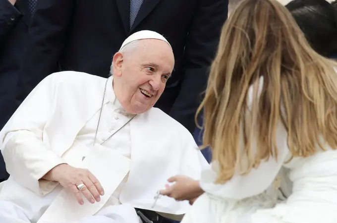 Operación del Papa: «No habrá traspaso de poderes. Trabajará desde el hospital»