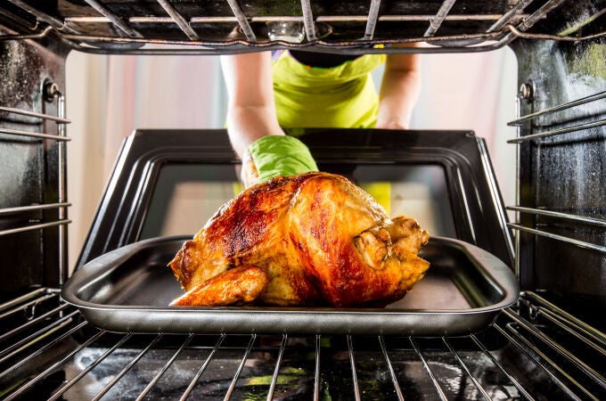 Cocinar el horno tiene grandes ventajas, pollo asado en el horno, visión desde el interior del horno 