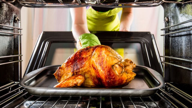 Cocinar el horno tiene grandes ventajas, pollo asado en el horno, visión desde el interior del horno 