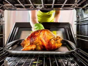 Cocinar el horno tiene grandes ventajas, pollo asado en el horno, visión desde el interior del horno 