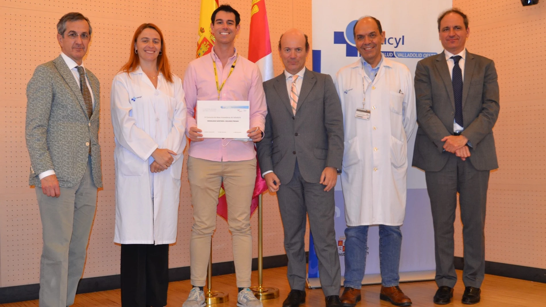 El viceconsejero de Asistencia Sanitaria, Planificación y Resultados en Salud, Jesús García-Cruces, entre los premios de innovación del Área de Salud Valladolid Oeste