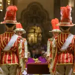 Los Seises realizan su tradicional baile durante la misa del Corpus Christi celebrada este jueves en el interior de la Catedral de Sevilla 