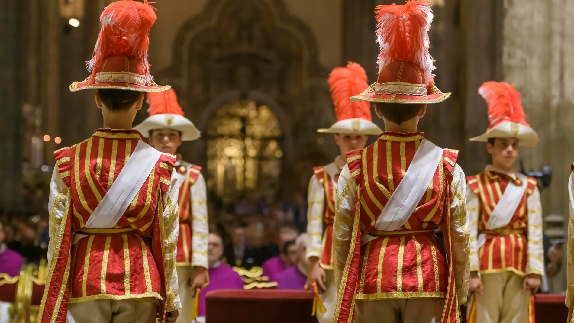 Los Seises realizan su tradicional baile durante la misa del Corpus Christi celebrada este jueves en el interior de la Catedral de Sevilla 
