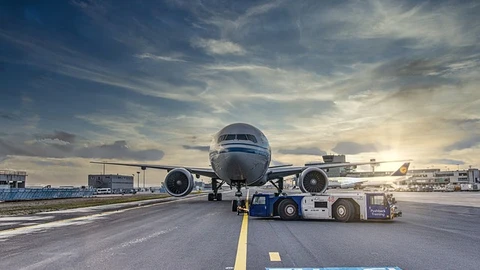 Un avión en la pista del aeropuerto