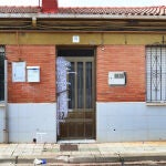Fachada de la vivienda de Palencia donde han aparecido los cuerpos de las dos gemelas