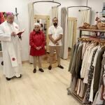 El obispo de León inaugura la tienda Moda Re en el barrio de San Mamés