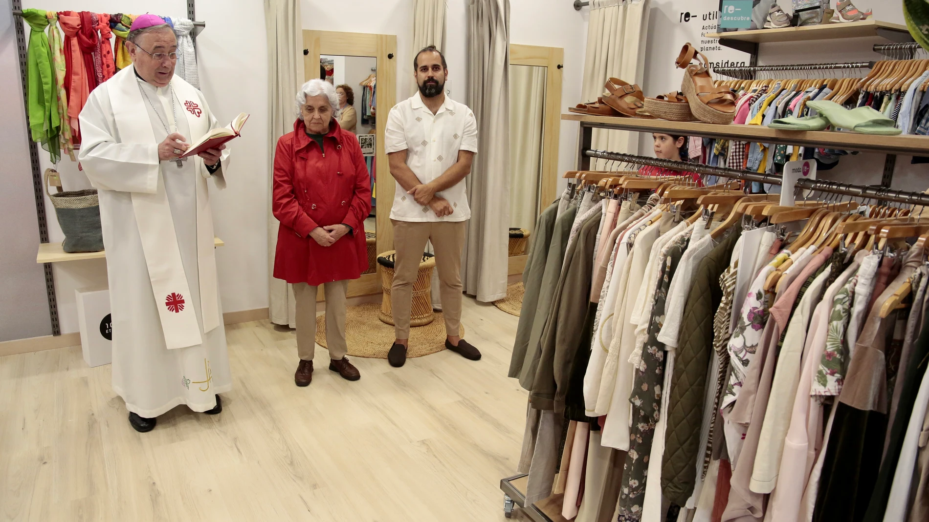 El obispo de León inaugura la tienda Moda Re en el barrio de San Mamés