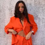 Victoria Federica con traje naranja.