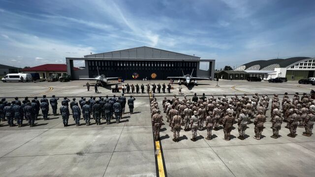 Ceremonia de clausura del destacamento aéreo español en la base aérea de Fetesti, en Rumanía