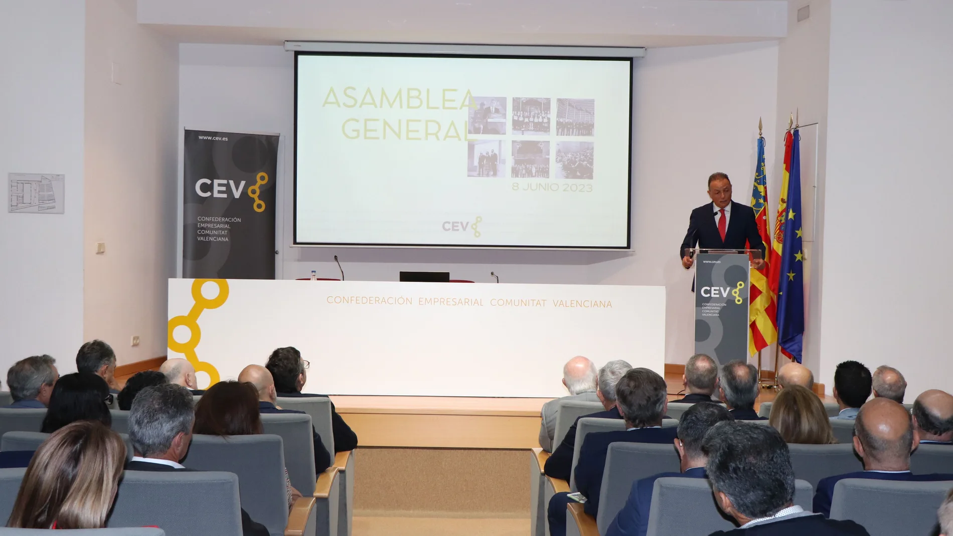El presidente de la CEV, Salvador Navarro, hoy durante la celebración de la Asamblea General