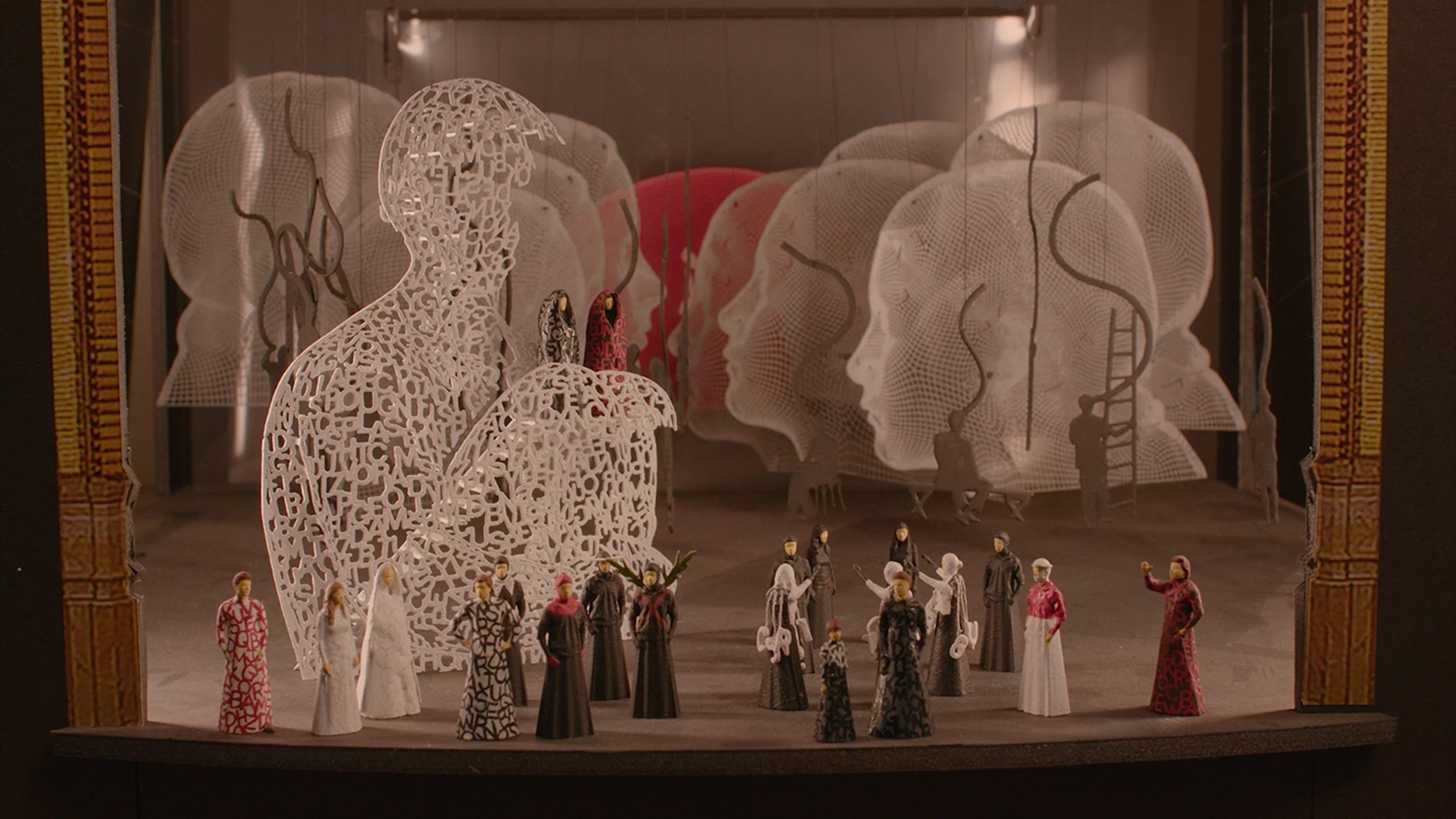 En el montaje de la obra se mezcla el mundo de la escultura con el de la ópera