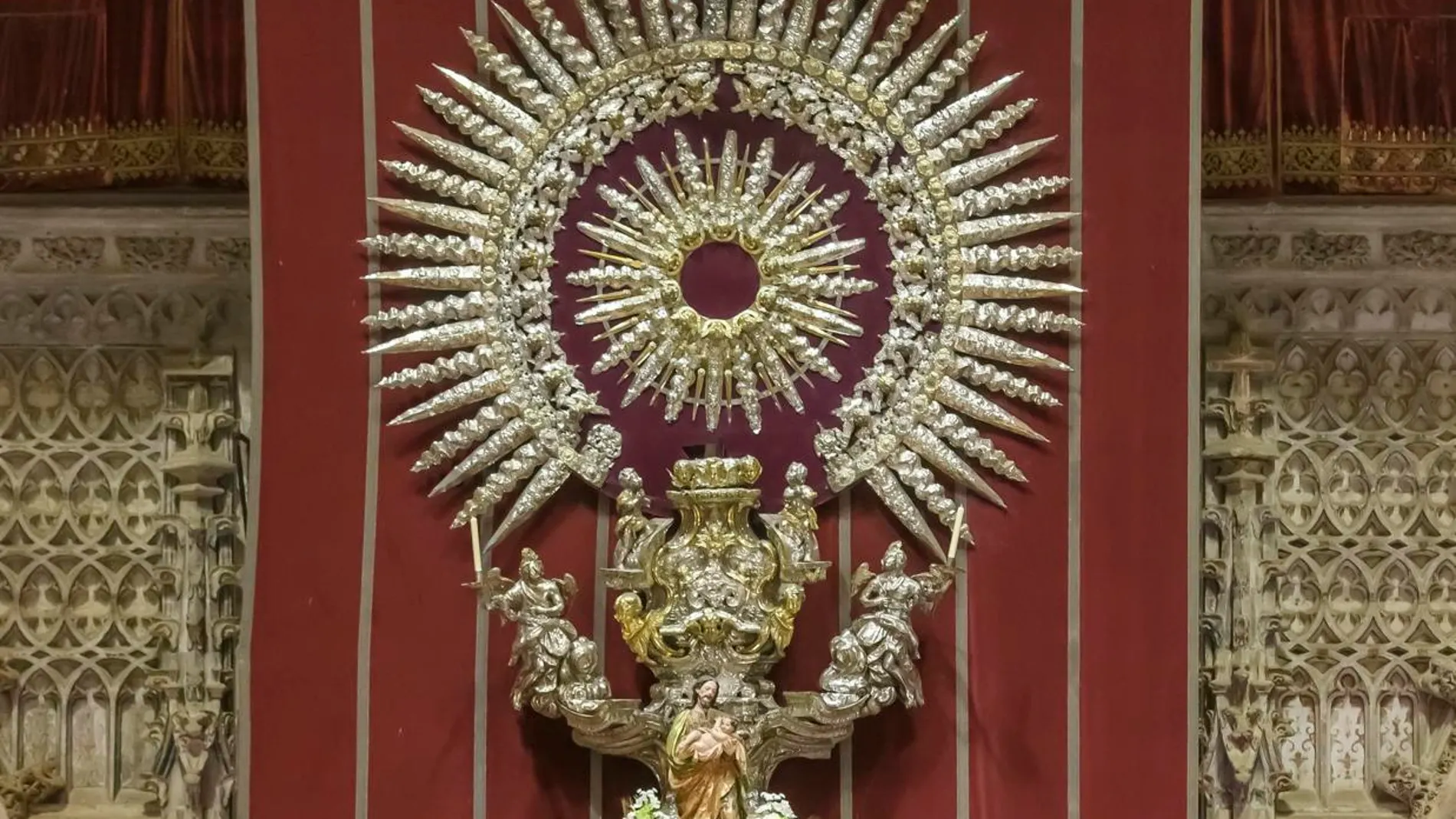 Los Seises realizan su tradicional baile durante la misa del Corpus Christi celebrada este jueves en el interior de la Catedral de Sevilla