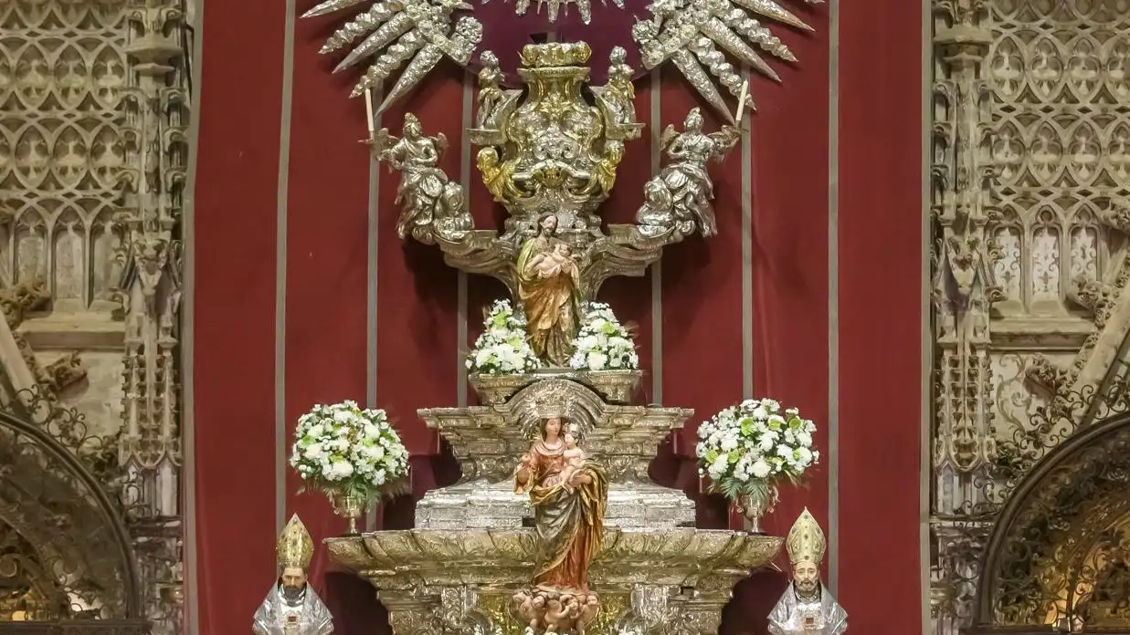 Los Seises realizan su tradicional baile durante la misa del Corpus Christi celebrada este jueves en el interior de la Catedral de Sevilla