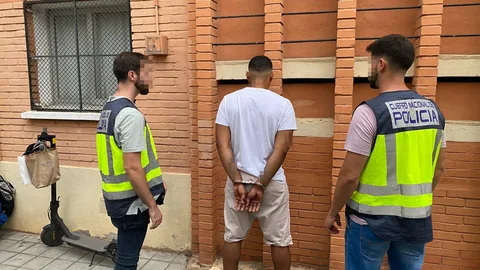 La Policía detiene a una persona en el operativo policial desplegado en Russafa y Abastose Valencia