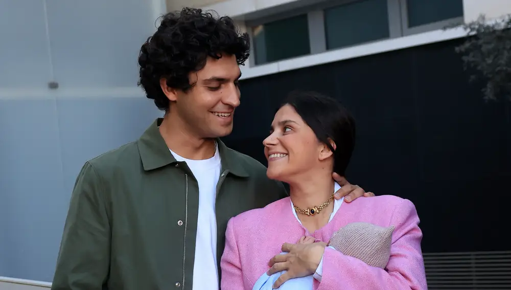 Tomás Páramo y María García de Jaime con su tercer hijo, Federico