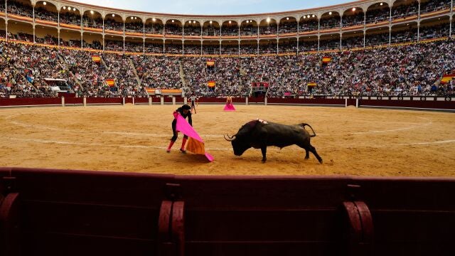 El diestro Emilio de Justo da un pase con el capote al tercero de los de su lote, durante la Corrida de la Prensa que cierra la Feria de San Isidro celebrada este domingo en la plaza de toros de Las Ventas, en Madrid. 