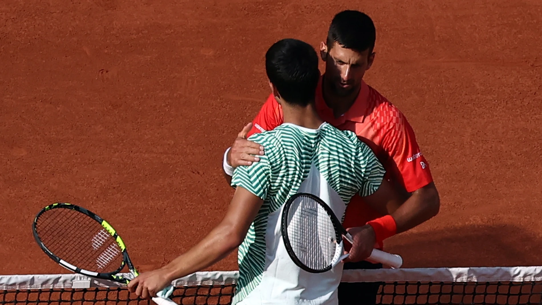 Paris (France), 09/06/2023.- Novak Djokovic of Serbia (back) reacts with Carlos Alcaraz of Spain after winning their Men's semi final match during the French Open Grand Slam tennis tournament at Roland Garros in Paris, France, 09 June 2023. (Tenis, Abierto, Francia, España) EFE/EPA/MOHAMMED BADRA 