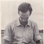 Cela escribiendo durante uno de sus viajes a La Alcarria en 1946