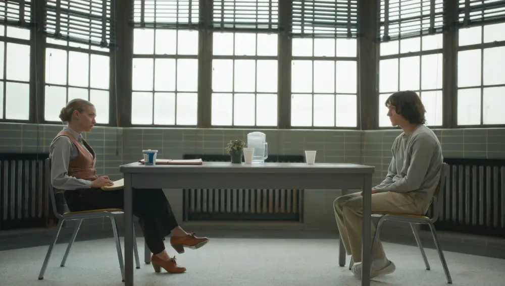 Tom Holland (dcha.) y Amanda Seyfried protagonizan «The Crowded Room», la nueva intriga en forma de serie de AppleTV+