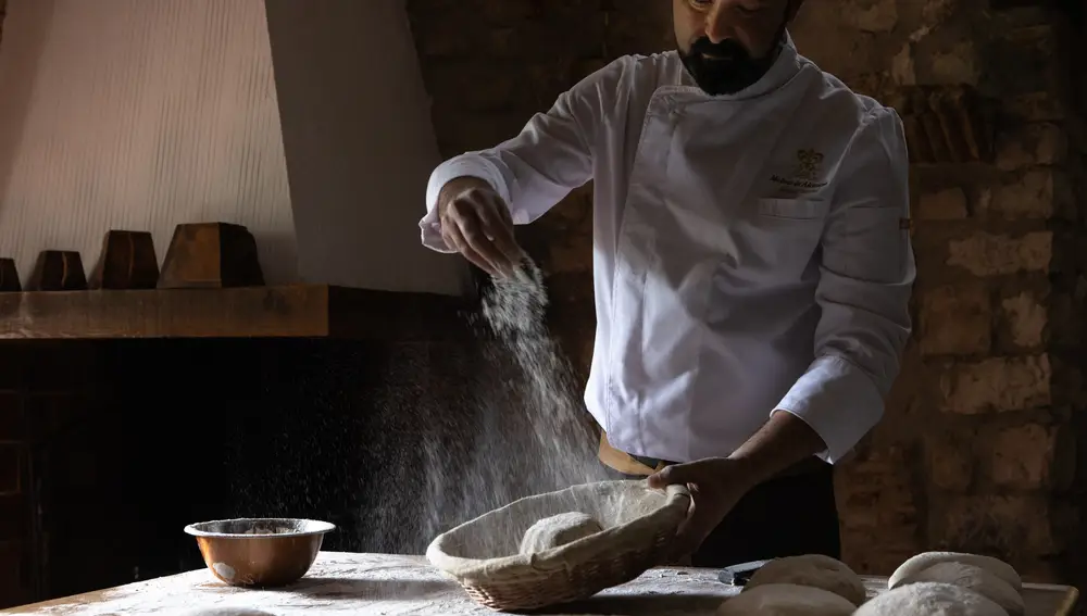 Samuel Moreno elabora a diario siete variedades de pan para Molino de Alcuneza