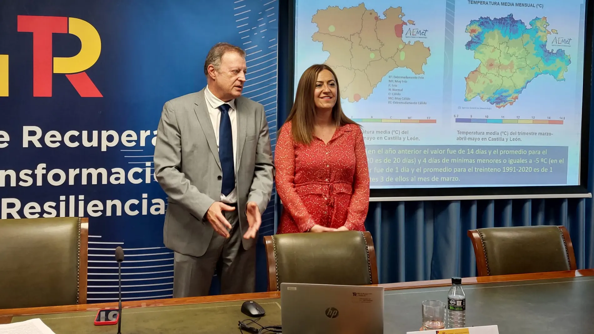 Virginia Barcones junto a Manuel Mora informa de la previsión metereológica