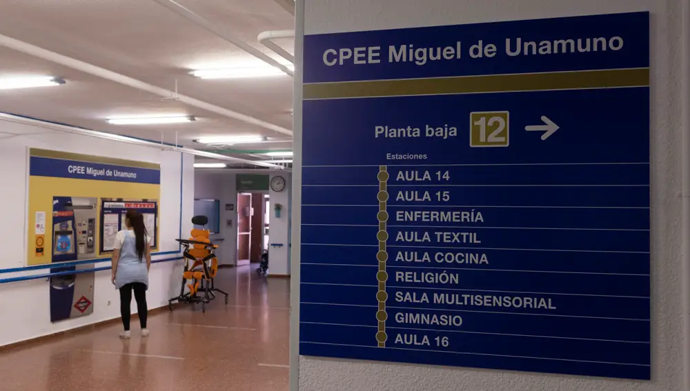 Colegio Miguel de Unamuno con indicaciones como si fuera el metro de Madrid @Gonzalo Pérez Mata 
