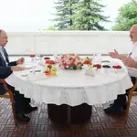Sochi (Russian Federation), 08/06/2023.- Russian President Vladimir Putin (L) and Belarusian President Alexander Lukashenko during their meeting at the Bocharov Ruchei residence in the resort city of Sochi, Russia 09 June 2023. Putin announced the transfer of Russian tactical nuclear weapons to Belarus to begin after July 07-08, when the construction of facilities for them is completed. (Bielorrusia, Rusia) EFE/EPA/GAVRIIL GRIGOROV/SPUTNIK/KREMLIN POOL MANDATORY CREDIT