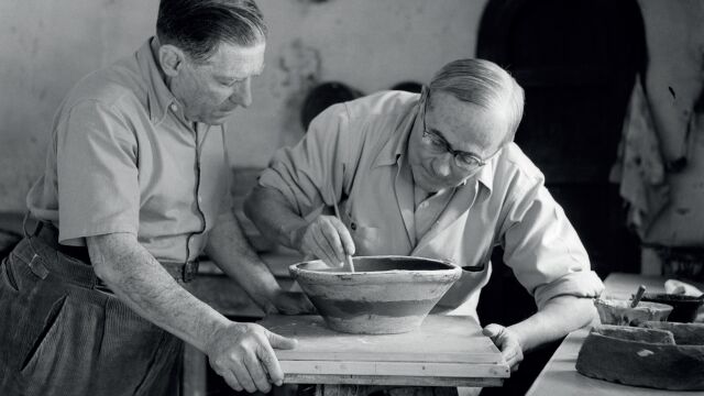 Una imagen de Llorens Artigas y Joan Miró trabajando juntos